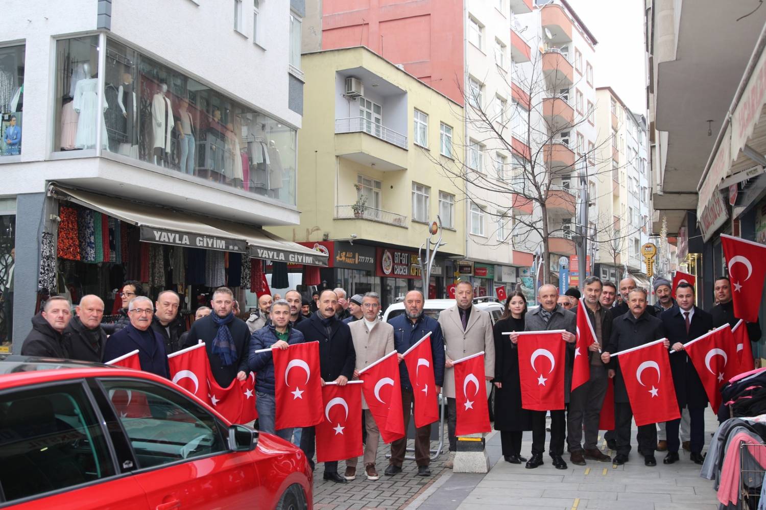 İlçemizi şanlı bayrağımızla süslüyoruz