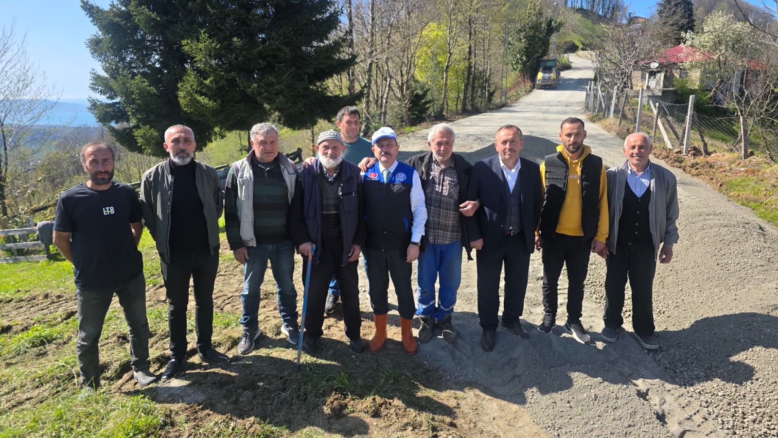 Küçükdere Mahallesinde beton yol çalışması 